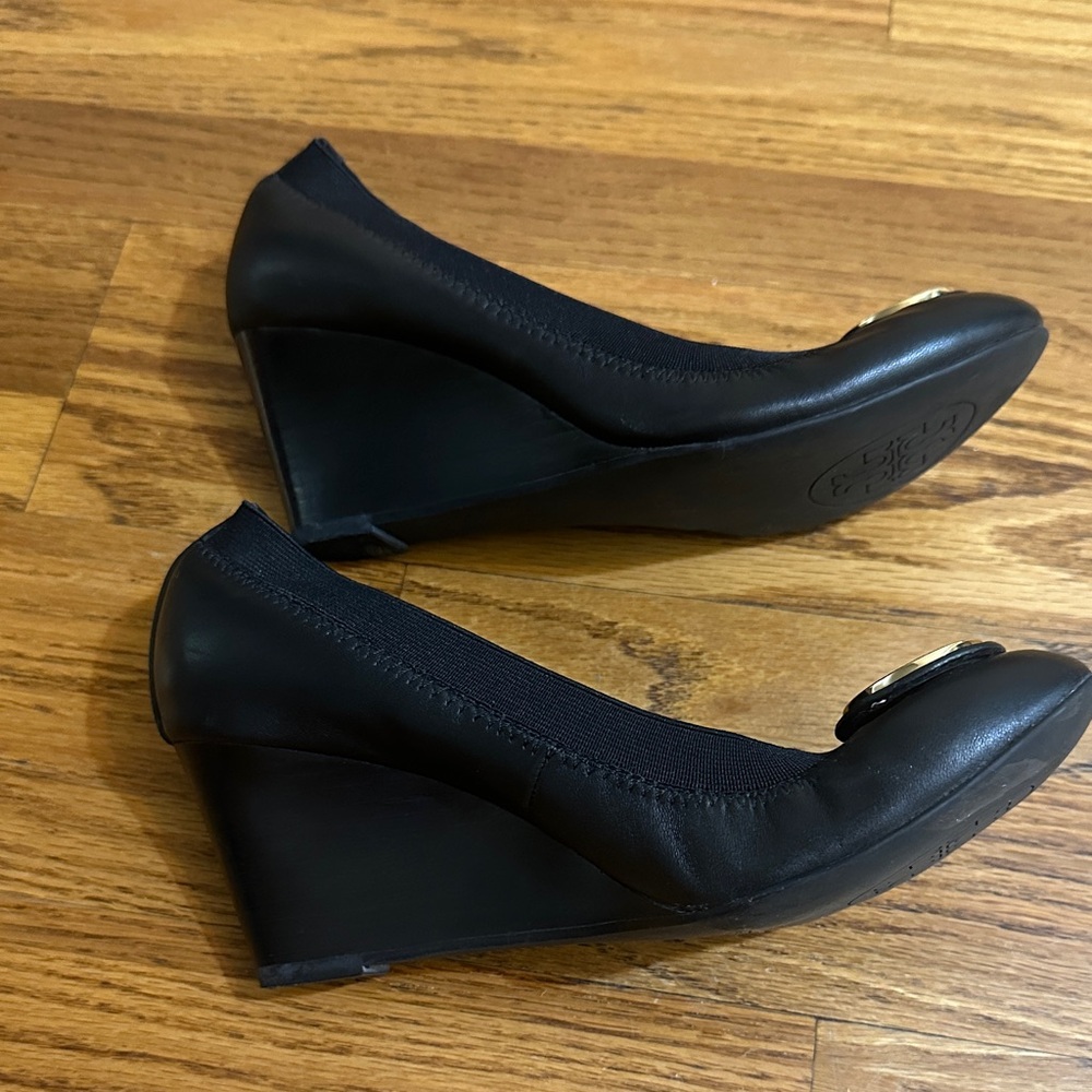 🛍️SALE🛍️ Tory Burch Black Leather Heels with Gold Logo - Picture 3 of 8